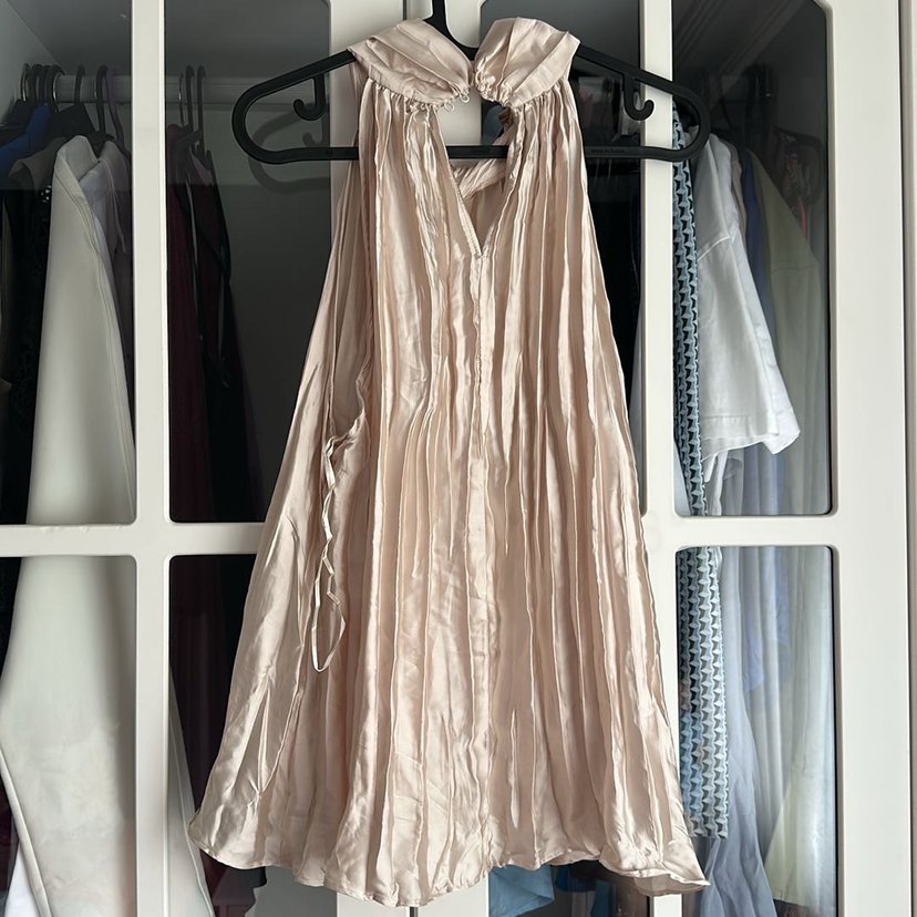 Bej saten Salaş Dökümlü Kolsuz Bluz - Görsel 2