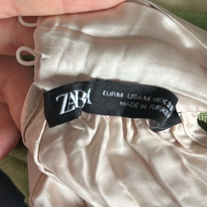 Bej saten Salaş Dökümlü Kolsuz Bluz - Görsel 4