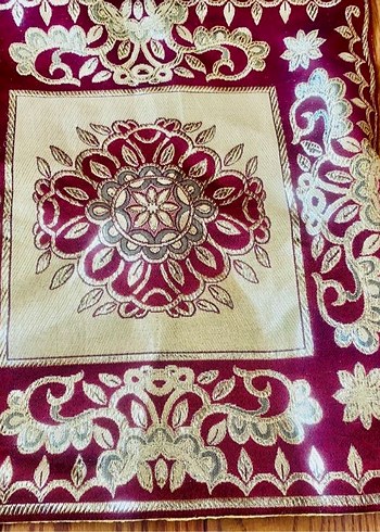 Bordo İşlemeli Parlak Yastık Kılıfı
