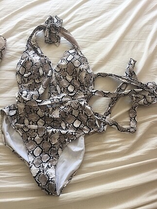 Yılan derisi motiv yurt dışından bir büyük butik zincirinin