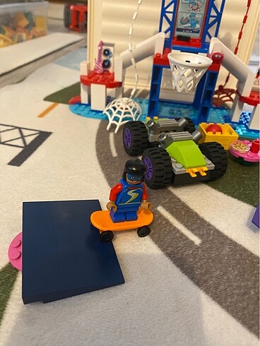 Beden Renk Örümcek adam Lego 10784