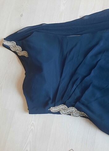 Mavi işlemeli abiye elbise