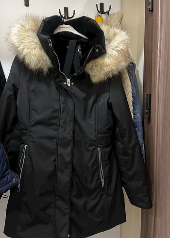 Sokak Stili Siyah Kürklü Kadın Kışlık Mont - Görsel 2