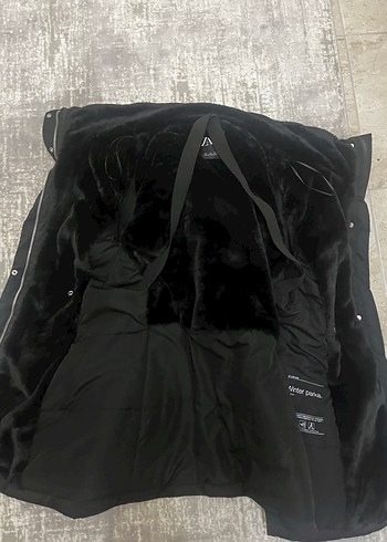 Sokak Stili Siyah Kürklü Kadın Kışlık Mont - Görsel 4