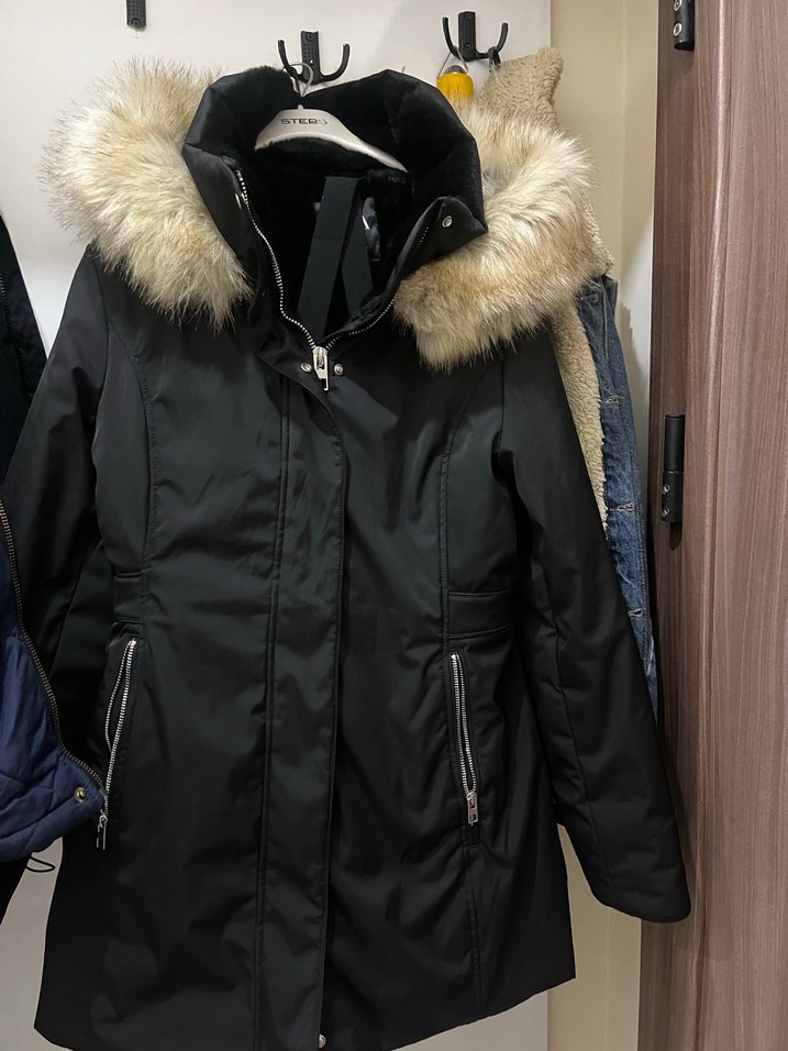 Sokak Stili Siyah Kürklü Kadın Kışlık Mont - Görsel 2