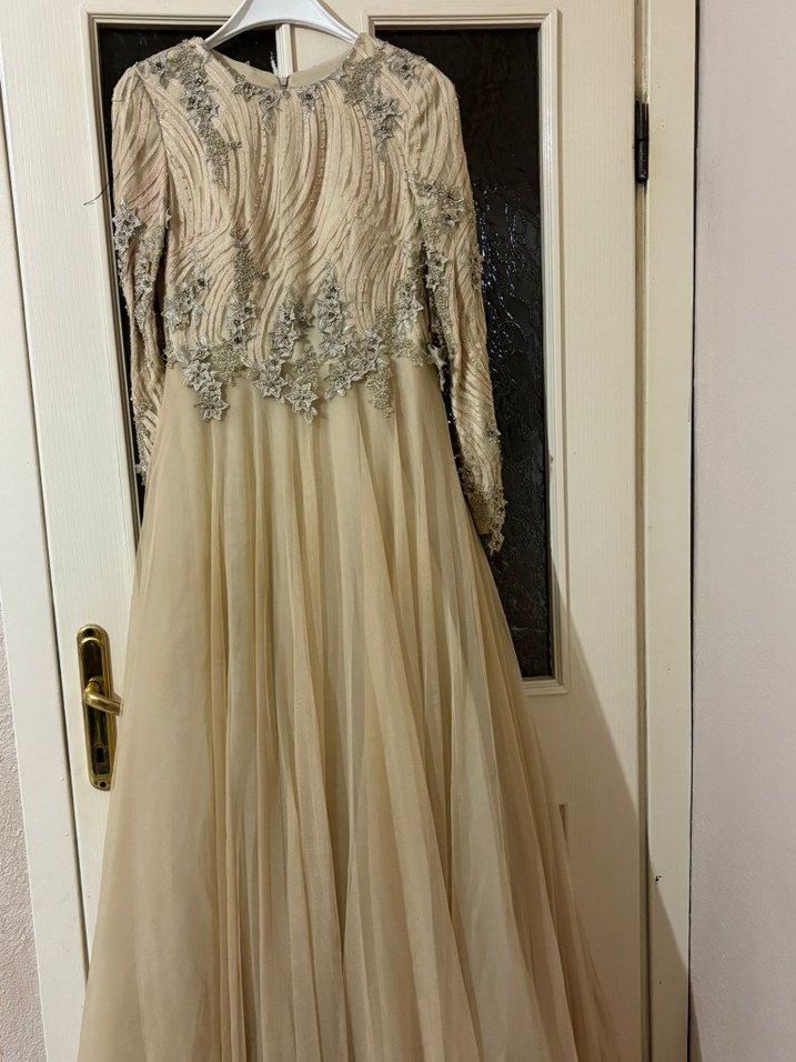 Bej Uzun Kollu Yüksek Yaka Abiye Elbise - Görsel 3