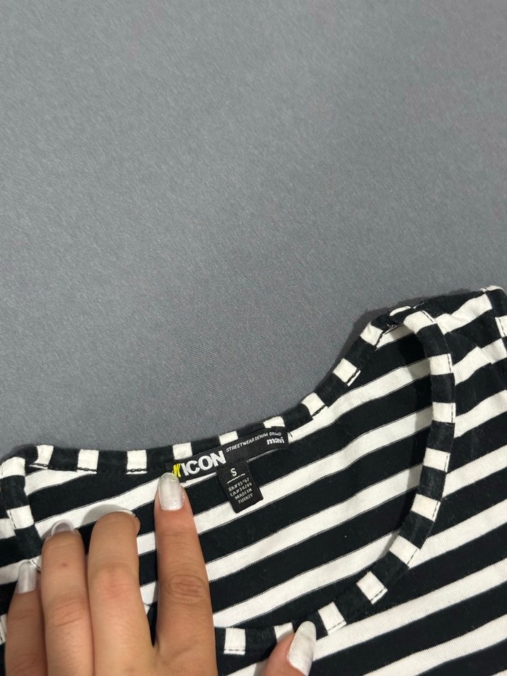 Siyah Beyaz Çizgili Kolsuz Crop Top - Görsel 3