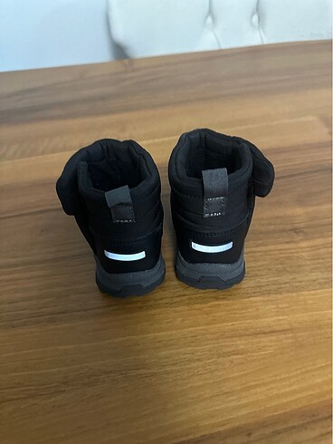 22 Beden siyah Renk Zara çocuk botu