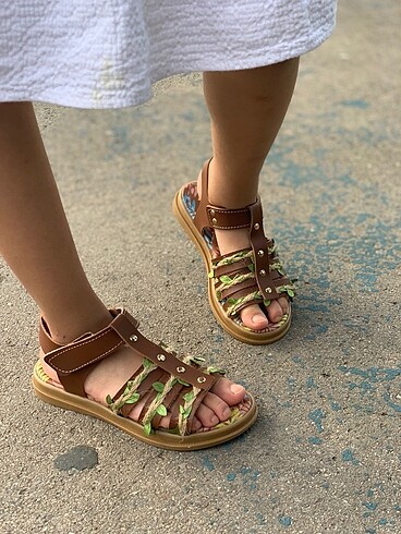 Çocuk kahve rengi yaprak detaylı deri sandalet