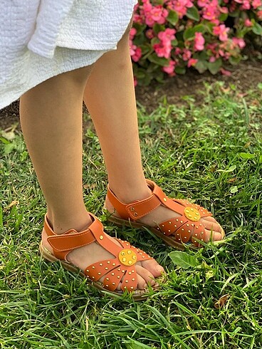 Çocuk çiçek detaylı deri sandalet