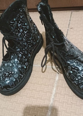 Desenli Siyah Kadın Bot - Görsel 2