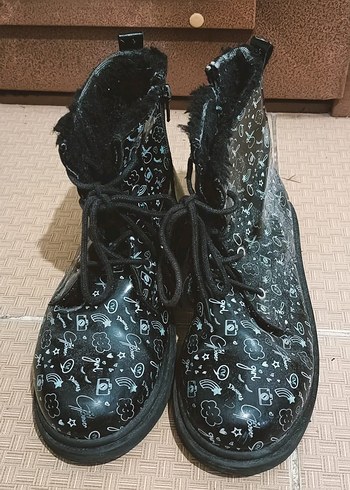 Desenli Siyah Kadın Bot - Görsel 3