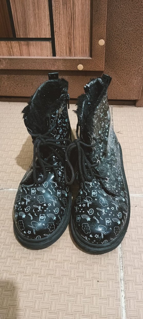 Desenli Siyah Kadın Bot - Görsel 3