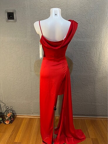 36 Beden kırmızı Renk 36-34 beden asimetrik kesim abiye elbise