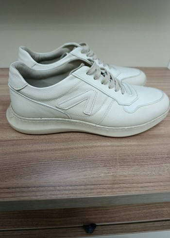 Beyaz Minimalist Spor Ayakkabı - Görsel 2