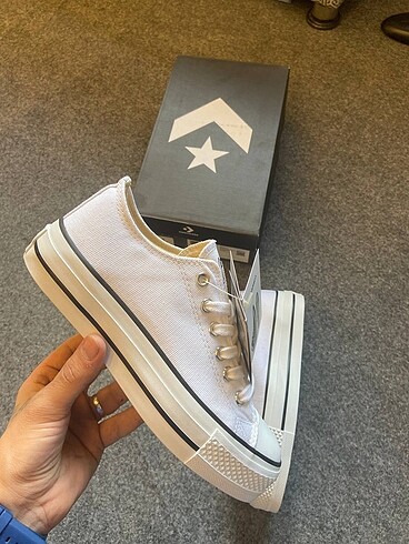 37 Beden beyaz Renk Converse ayakkabı