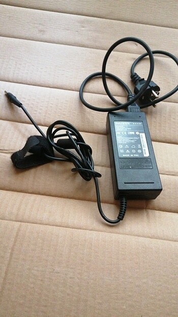 Noteware 19v 4.74a adaptör