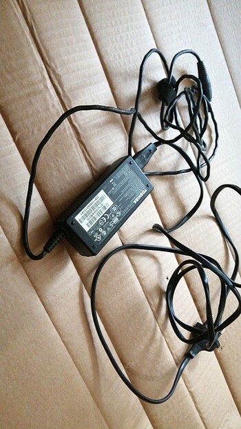 Toshiba 19v 2.37a adaptör