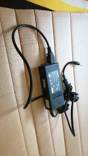 Toshiba 19v 4.74a adaptör