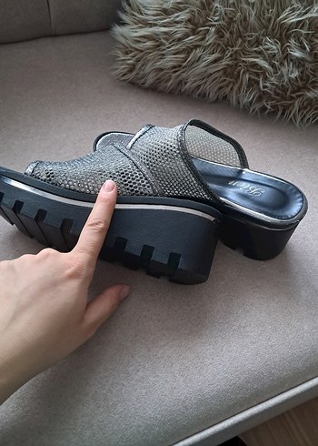 Gri Yılan Desenli Platform Topuklu Kadın Terlik - Görsel 2