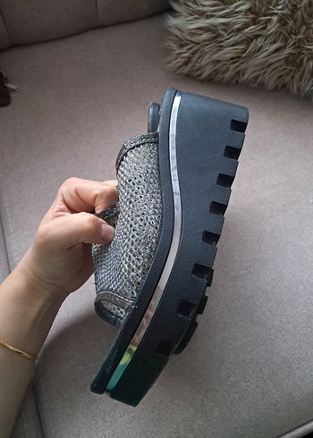 Gri Yılan Desenli Platform Topuklu Kadın Terlik - Görsel 3