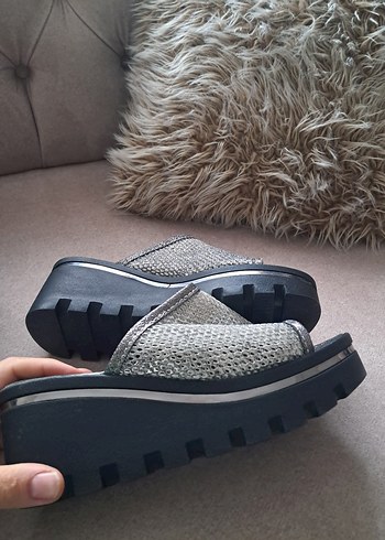 Gri Yılan Desenli Platform Topuklu Kadın Terlik - Görsel 6