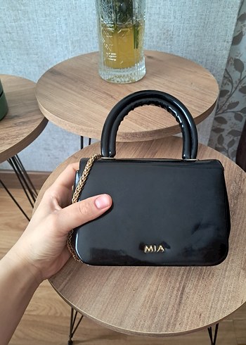 MIA Zincir Detaylı Parlak Siyah Kadın Çanta - Görsel 3