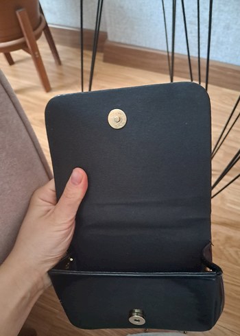 MIA Zincir Detaylı Parlak Siyah Kadın Çanta - Görsel 4