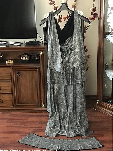 36 Beden Trendyolmilla Antrasit Fırfırlı Abiye Elbise.