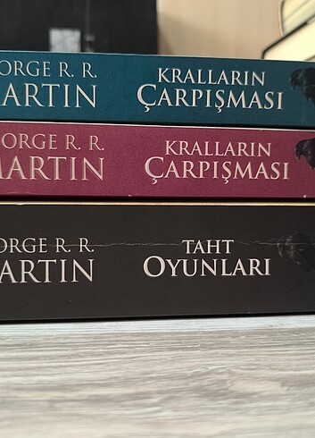 Taht Oyunlari kralların çarpışması kitapları satılmıştır