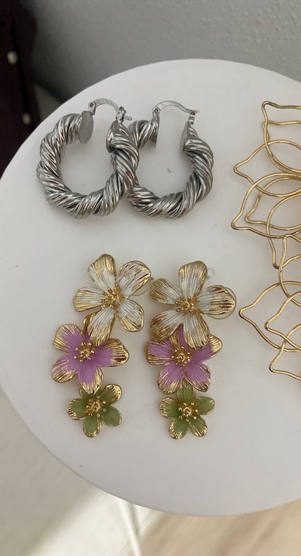 Altın Renkli Dantel Detaylı Mini Çiçek Küpeler - Görsel 2