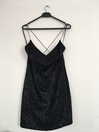 Siyah sırt detaylı elbise