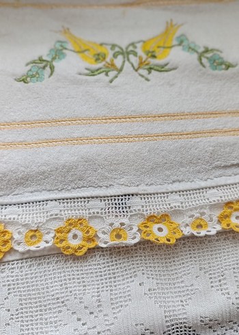 Nakışlı ve Dantel Detaylı Beyaz Havlu - Görsel 2