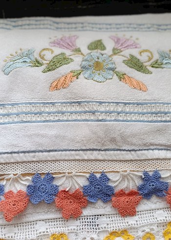 Nakışlı ve Dantel Detaylı Beyaz Havlu - Görsel 3