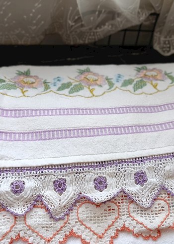 Nakışlı ve Dantel Detaylı Beyaz Havlu - Görsel 4