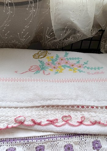 Nakışlı ve Dantel Detaylı Beyaz Havlu - Görsel 7