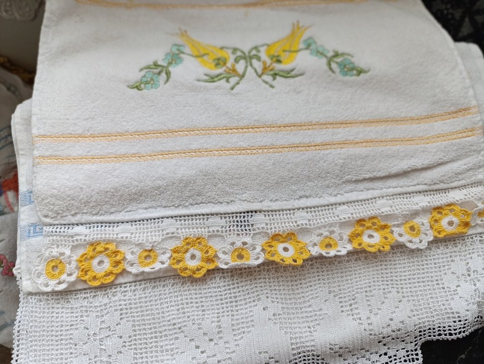 Nakışlı ve Dantel Detaylı Beyaz Havlu - Görsel 2