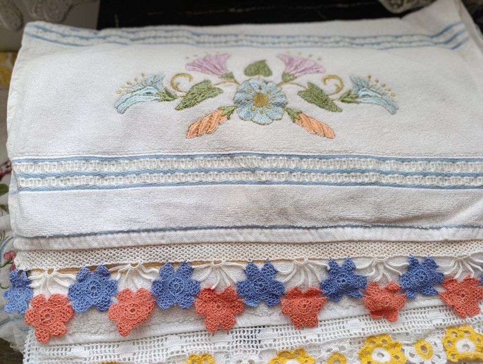 Nakışlı ve Dantel Detaylı Beyaz Havlu - Görsel 3