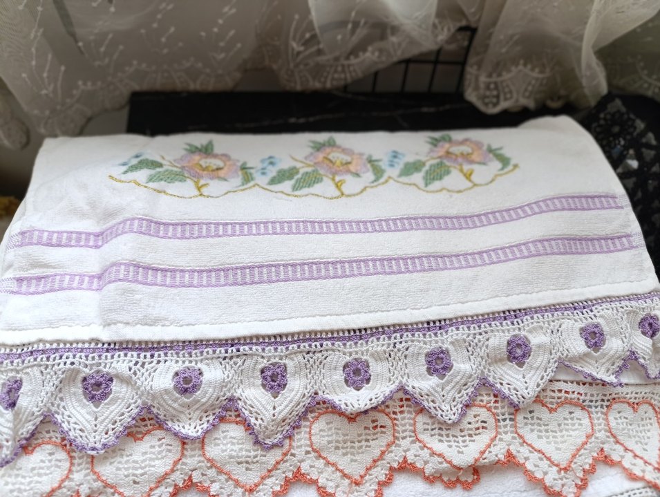 Nakışlı ve Dantel Detaylı Beyaz Havlu - Görsel 4