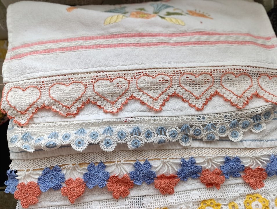 Nakışlı ve Dantel Detaylı Beyaz Havlu - Görsel 5