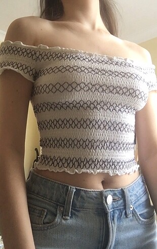 Beyaz omzu açık croptop