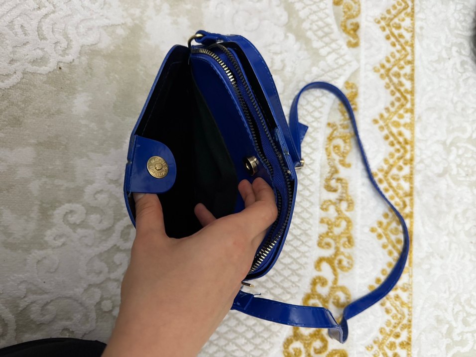 Parlak Mavi Yılan Derisi Desenli Fermuarlı Çanta - Görsel 3