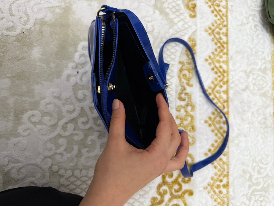 Parlak Mavi Yılan Derisi Desenli Fermuarlı Çanta - Görsel 2