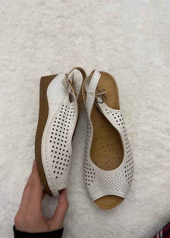 Beyaz Dolgu Topuklu Nakışlı Kadın Sandalet - Görsel 3