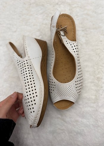 Beyaz Dolgu Topuklu Nakışlı Kadın Sandalet - Görsel 5