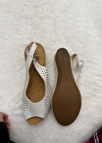 Beyaz Dolgu Topuklu Nakışlı Kadın Sandalet - Görsel 2