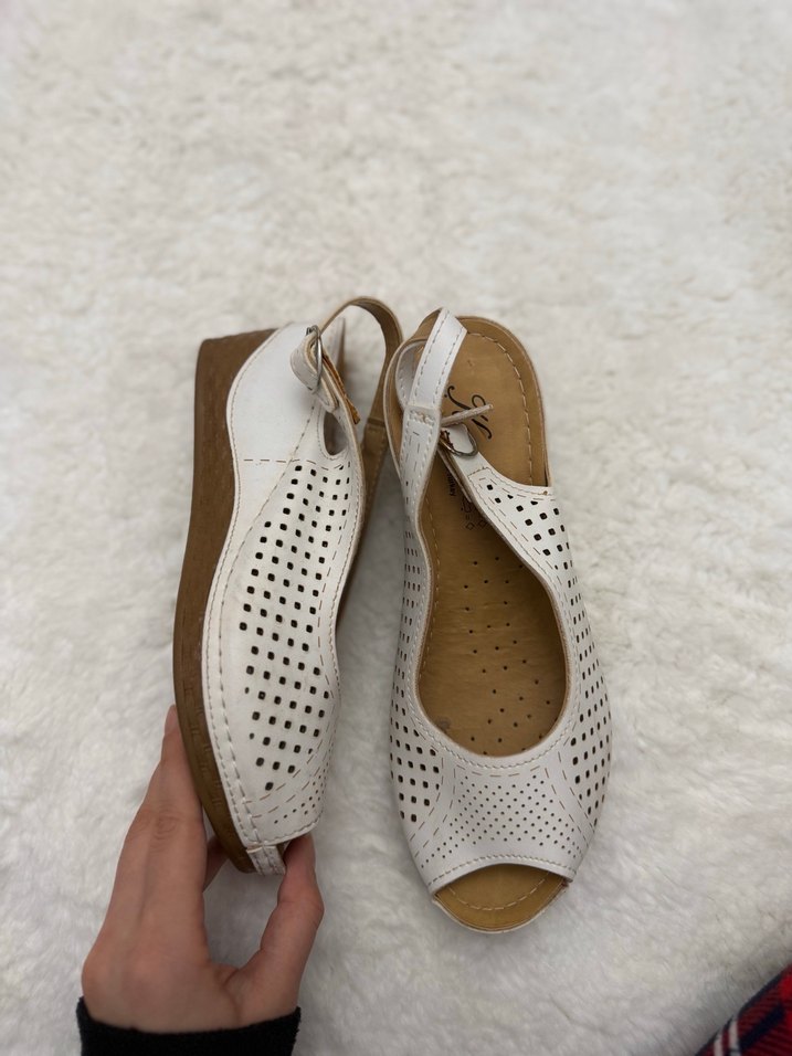 Beyaz Dolgu Topuklu Nakışlı Kadın Sandalet - Görsel 3