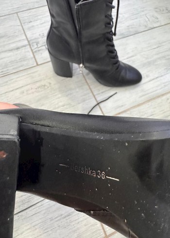Bershka Siyah Deri Bağcıklı Gotik Kadın Bot