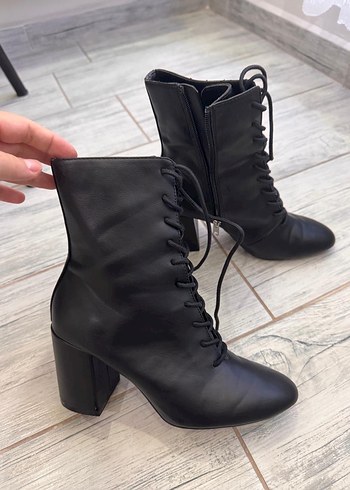 Siyah Deri Bağcıklı Gotik Kadın Bot