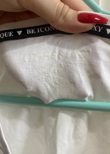 Guess Beyaz V Yaka Kısa Kollu Kadın Tişört - Görsel 2